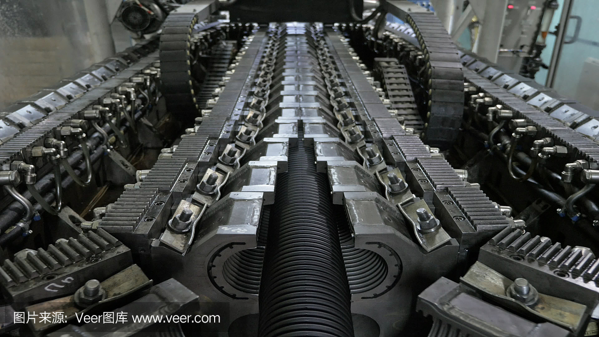 塑料水管制造。生產(chǎn)管子到工廠。用水和空氣的壓力在機床上制造塑料管的過程。特殊波紋形式。